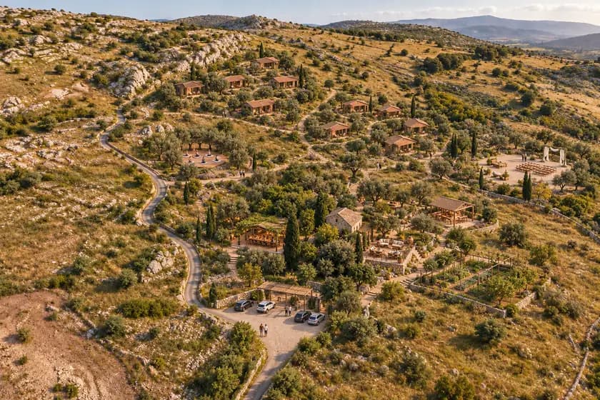 Immagine concettuale delle case in legno di Zabut sulla collina